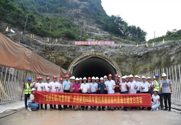 廣西柳林至柳城高速公路首座隧道順利貫通